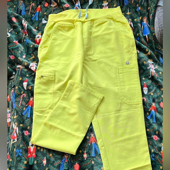 Figs Women's Yola skinny scrub pants in citrine - Picture 2 of 7